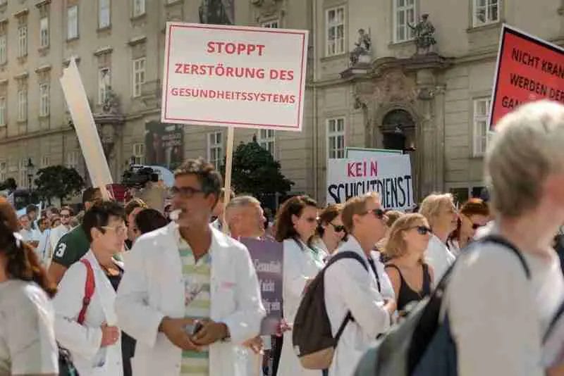 Austrian doctors protesting